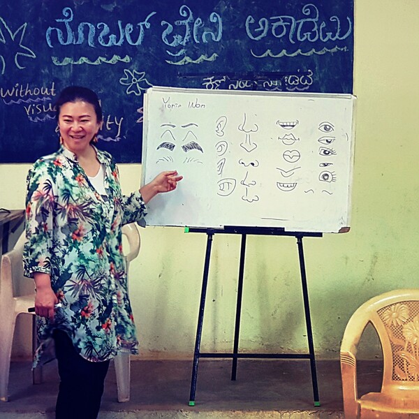 인도 방갈로 지역에서 아이들에게 캐리커처 그리기를 가르치는 모습 @출처=우연이 작가