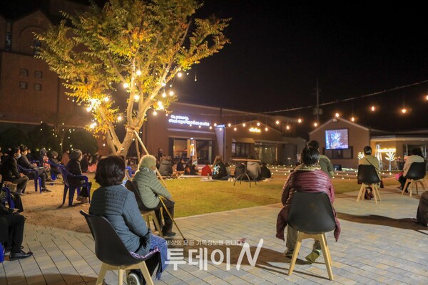 그웬냅 핏 광장에서 성도들과 함께 모여 '나무엔 초청 콘서트'를 보고 있다.