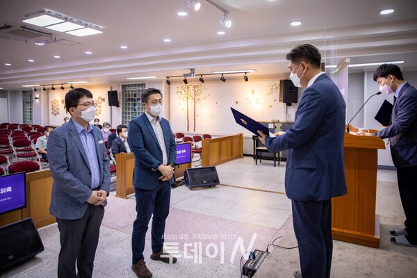 CTS충북방송 충주운영이사회 신입 회원을 위촉하고 있다.