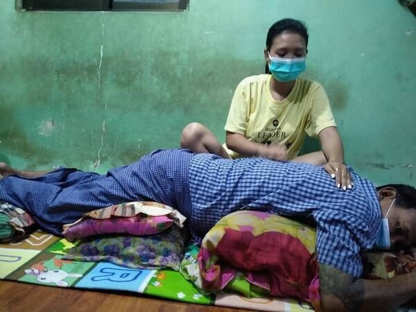 코로나19 확진자가 자택에서 고통을 참고 있다. 의료체계가 붕괴된 미얀마는 현재 코로나 환자들이 입원할 병실도 약도 턱없이 부족한 상황이다. @출처=미얀마 A선교사