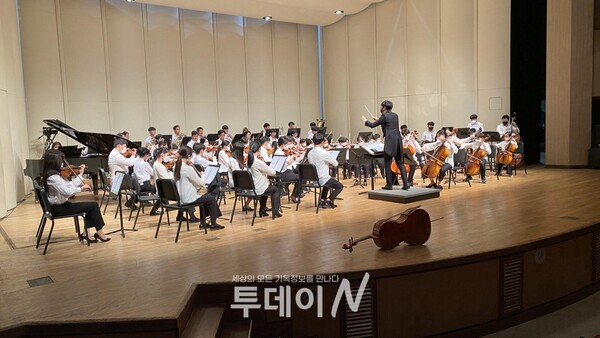 CTS울산방송 청소년오케스트라가 공연을 펼치고 있다.
