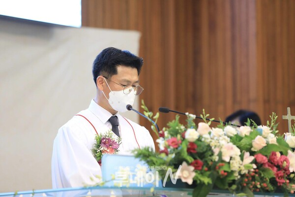 부여규암성결교회 담임 장윤석 목사가 임직식을 진행하고 있다.