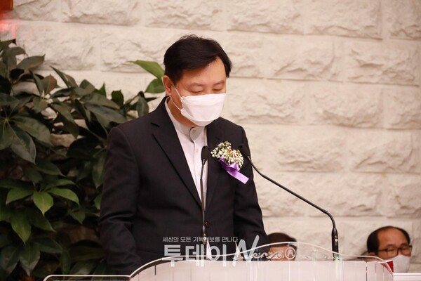 코로나19 종식과 국가와 민족을 위해 기도하고 있는 순천회장 김진영 목사