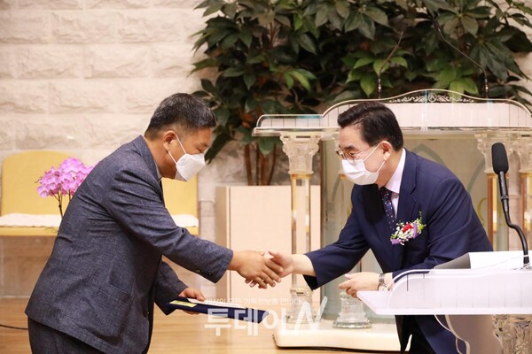 회장 송재선 목사가 총무 김영위 목사에게 공로패를 전달하고 있다.