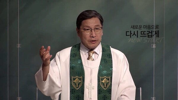 학성감리교회 김홍구 목사가 성도들에게 교회 명칭 변경에 대한 설명을 하고 있다. (@출처=학성감리교회)