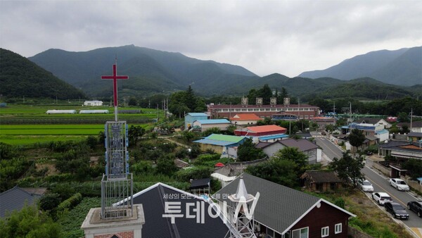 농산물 직거래 유통센터 '봉계푸른가게'는 봉계교회 내에 자리하고 있다.(경상북도 포항시 북구 기계면 봉계길 19, 주문전화 : 054-247-6868, 054-252-7779)