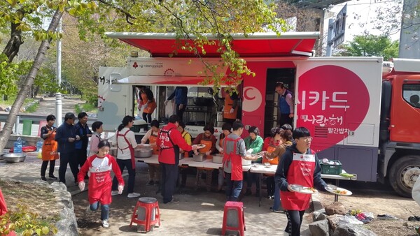 '나눔과 섬김의 집' 봉사자들이 울산 남구 선암동에서 빨간밥차 봉사를 하고 있다.(@출처=나눔과 섬김의 집)