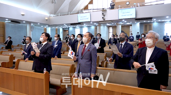 인천광역시기독교총연합회가 주최한 8.15 광복절 기념 연합예배에서 참석자들이 광복절 노래를 제창하고 있다.