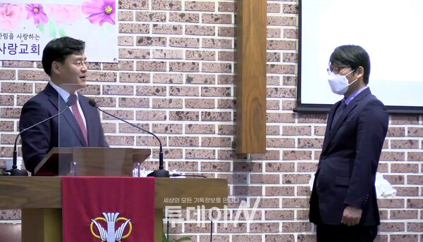 기장 제주노회 노회장 고준영 목사(사진 왼쪽)가 황용원 목사에게 취임서약을 인도하고 있다.