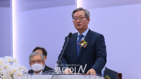법인 이사장 김용대 목사가 광신대학교 정규남 총장 이임식 설교를 하고 있다.