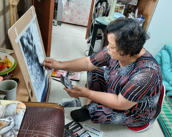 김정옥 선교사의 작업모습 ㅡ32년째 필리핀에서 선교하고 있으며 그림으로 사랑을 전한다. (@출처=GFAA)
