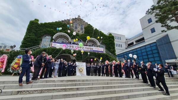 경안남선교회 100주년 기념대회에서 동판제막식이 진행되고 있다
