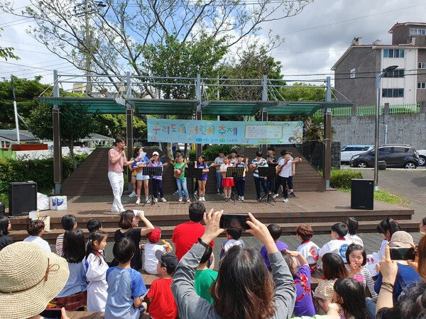 탐라교회는 매년 5월이면 지역 어린이들을 위한 ‘우리 동네 어린이 축제’를 개최하고 지역아동들을 위한 섬김 사역을 진행해왔다.(코로나 확산 전 행사 모습, @출처=탐라교회)