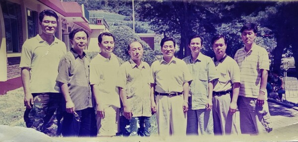 강원도 화천에서 농촌선교사로 활동하던 이병철 목사의 모습(맨 오른쪽)