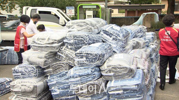구세군경남지방이 800만 원 상당의 이불 220세트 구입해 죽장면 태풍 피해 현장을 찾았다.