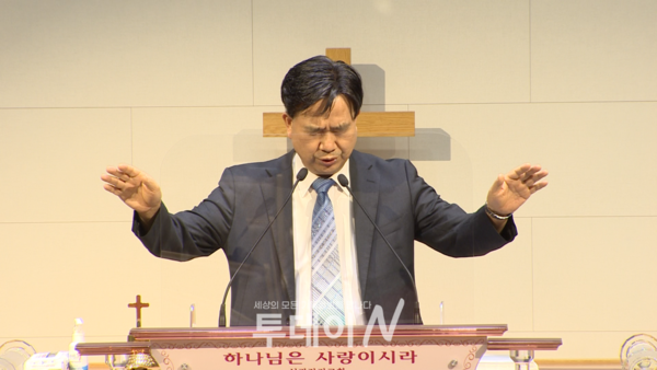 성광감리교회 박두식 목사가 축도했다.
