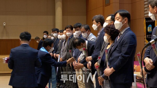 처음으로 경안노회장로회 총회에 참석한 신임 장로들에게 축하의 의미를 장미꽃을 전달하고 있다
