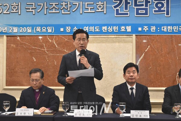 (사)한국교회총연합 대표 류정호 목사가 국가조찬기도회 간담회 및 기자회견에서 발언을 하고 있다.