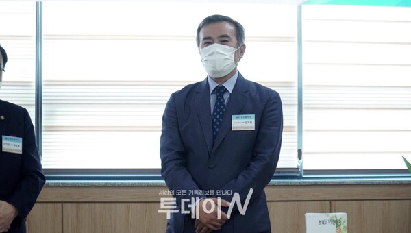 바른병원장례식장 김기선 대표가 곽 목사의 인사말에 화답하고 있다.