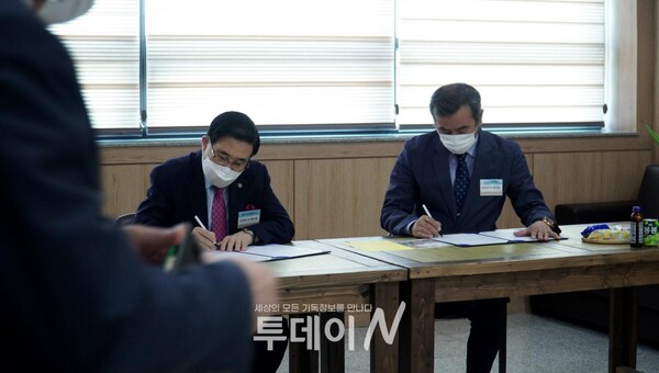 원주가정행복학교 대표 곽도희 목사와 바른병원장례식장 김기선 대표가 협약서에 서명을 하고 있다.