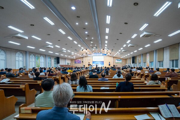 2021 춘천성시선교대회에 참석한 성도들이 뜨겁게 찬양하고 있다.