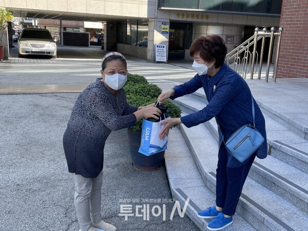 섬김 나눔 사역팀이 성도에게 추석맞이 선물을 전달하고 있다.