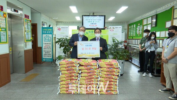 신광교회가 쌀 300kg을 마산종합사회복지관에게 전달하고 있다.