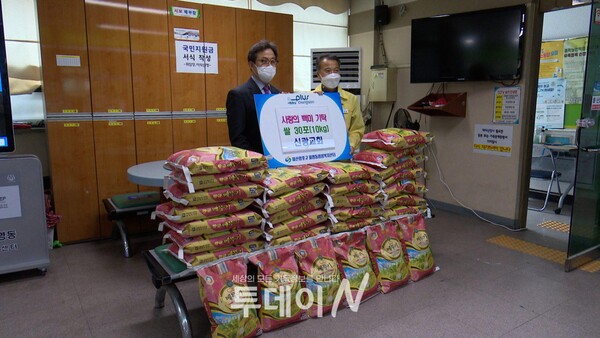 신광교회가 쌀 300kg을 마산합포구 월영동행정복지센터에게 전달하고 있다.