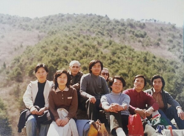 1979년 광주 무등산에서 디트릭 선교사님(왼쪽에서 3번째)과 함께 찍은 사진  @출처=(사)선한 의료인들