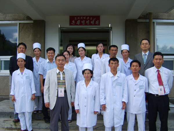 2007년 온정인민병원 북측 의료진과 기념사진 @출처=(사)선한 의료인들