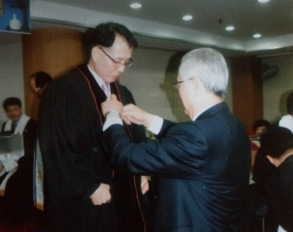 대한예수교장로회 통합 대구서남노회에서 목사안수를 받은 이승웅 목사(2014년 4월 6일)