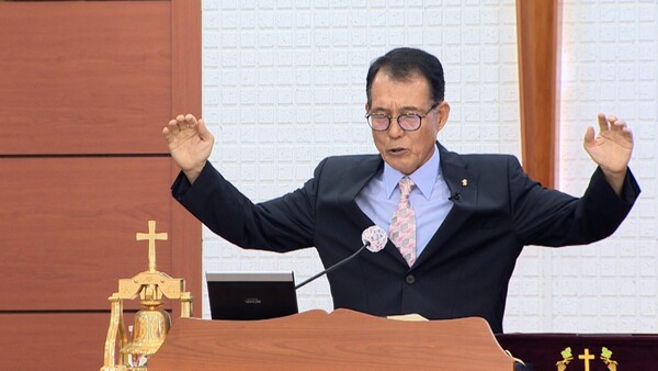 주일 예배에서 축도하는 이승웅 목사