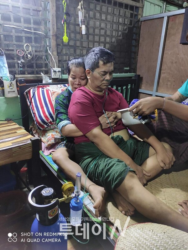 코로나19에 감염된 미얀마 현지 주민이 자택에서 돌봄을 받고 있다. @=미얀마 K 선교사