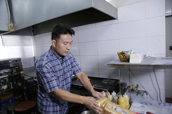 윤철희 목사가 토스트를 굽고 있다.