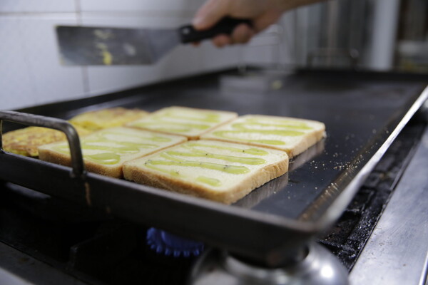 윤철희 목사가 토스트를 굽고 있다.