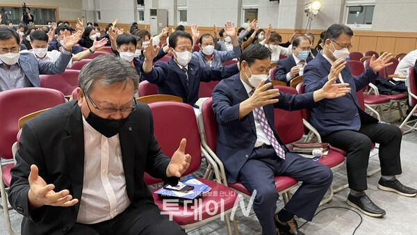 울산시기독교총연합회 회원들이 뜨겁게 기도 중이다.