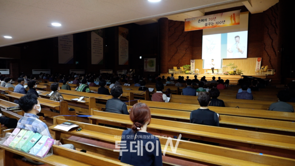 여수성광교회는 6일 드로잉쇼 김진규 예술감독 초청 간증집회를 열었다.