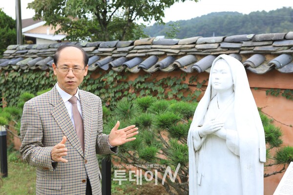 서만철 장로가 한국선교유적연구회의 사역을 설명하고 있다.