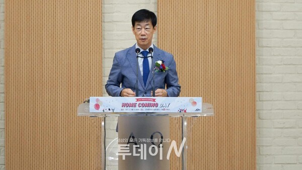 JOY 대표 손창남 선교사가 축사를 전하고 있다.