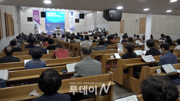부산 남성교회(합동, 차우진 목사)가 10일 설립 70주년 기념예배를 드리고 있다.