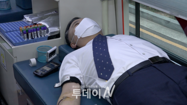 부전교회 박성규 담임목사가 헌혈에 동참하고 있다.