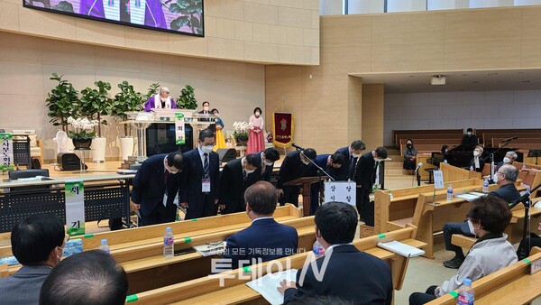 예장통합 충북노회 제145회기 임원들이 노회원들에게 인사하고 있다.