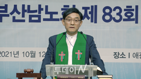 설교하고 있는 이동룡 목사(사직제일교회)