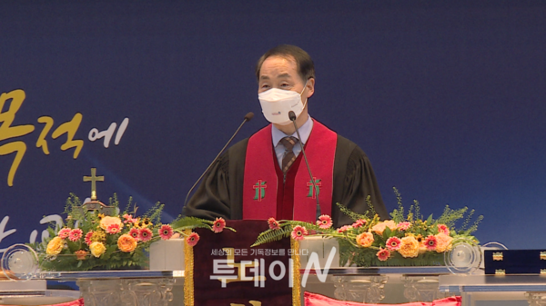 '바른 경건' 제하의 설교를 하고 있는 부노회장 박남규 목사