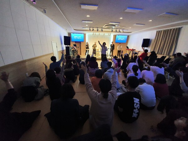 선교센터에서 열린 예배에 참석한 다음 세대들. (코로나 이전 모습) @출처=외구교회
