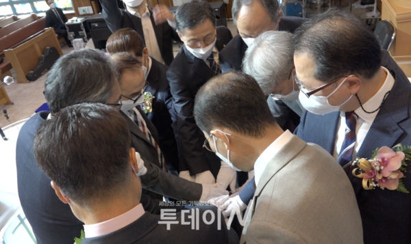 당회장 박준식 목사와 안수위원들이 장로 임직자 이형필 씨에게 안수기도 하고 있다.