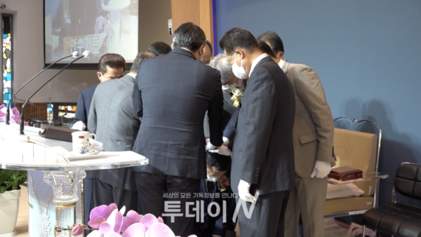당회장 박준식 목사와 안수위원들이 장로 임직자 이형필 씨에게 안수기도 하고 있다.