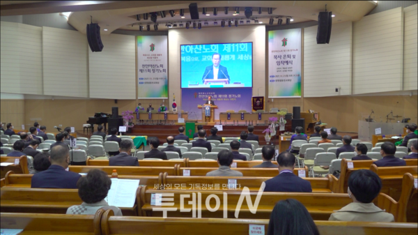 천안아산노회 제11회 정기노회 개회예배에서 박귀환 목사부노회장이 설교를 전하고 있다.