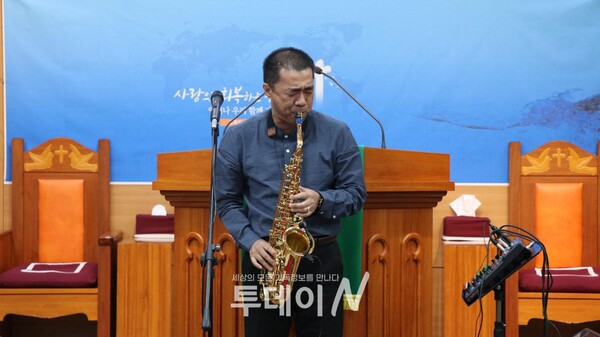 복음전도자 고석환 선교사가 색소폰을 연주하고 있다.