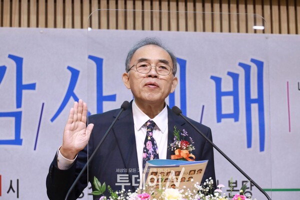 서약받고 있는 여수제일교회 김성천 목사.